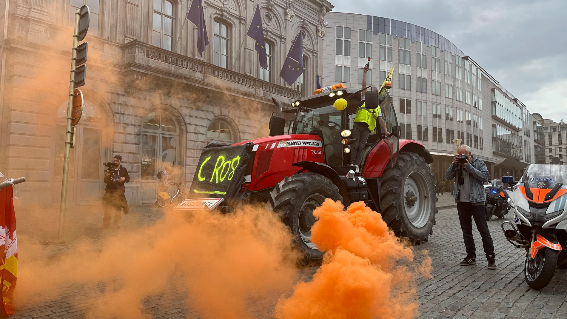 BRUSELAS (BÉLGICA), 04/06/2024.- Varios tractores protagonizan este martes, una concentración frente a la sede del Parlamento Europeo en Bruselas en protesta por las políticas agrícolas de la Unión Europea a escasos días de los comicios europeos. Un total de 1.200 agricultores y 500 tractores participaron este martes en la manifestación impulsada en Bruselas por la organización neerlandesa próxima a la ultraderecha 'Farmers Defence Force' (Fuerza de defensa de los agricultores) para protestar...