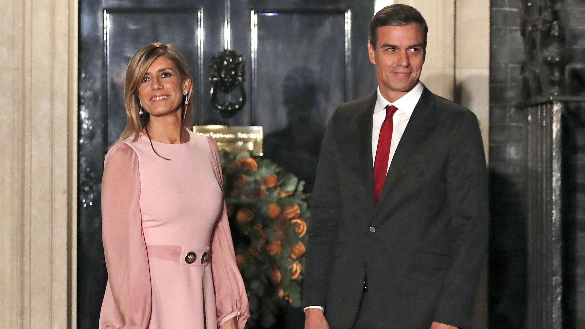 El presidente del Gobierno, Pedro Sánchez, junto a su esposa, Begoña Gómez