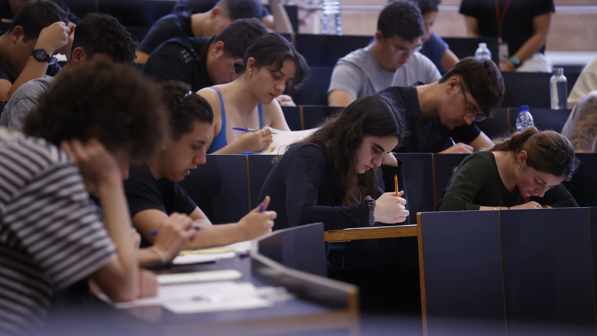 Estudiantes en un aula el primer día de los exámenes de selectividad, en la UPF Ciutadella, a 4 de junio de 2024, en Barcelona, Catalunya (España). Un total de 42.535 estudiantes se presentan desde hoy hasta el jueves 6 de junio a las pruebas de la Selectividad 2024, 816 más que en 2023, cuando eran 41.719, y se produce "récord en alumnos matriculados" por tercer año consecutivo. Este año se vuelve a repetir la elección previa del idioma de las pruebas, de manera que el primer día de la Selec...