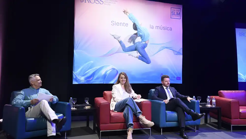 El maestro Juan Luis Pérez, la delegada de Cultura y Deporte del Ayuntamiento de Sevilla, Minerva Salas, y el secretario general de Cultura de la Junta, José Ángel Vélez
