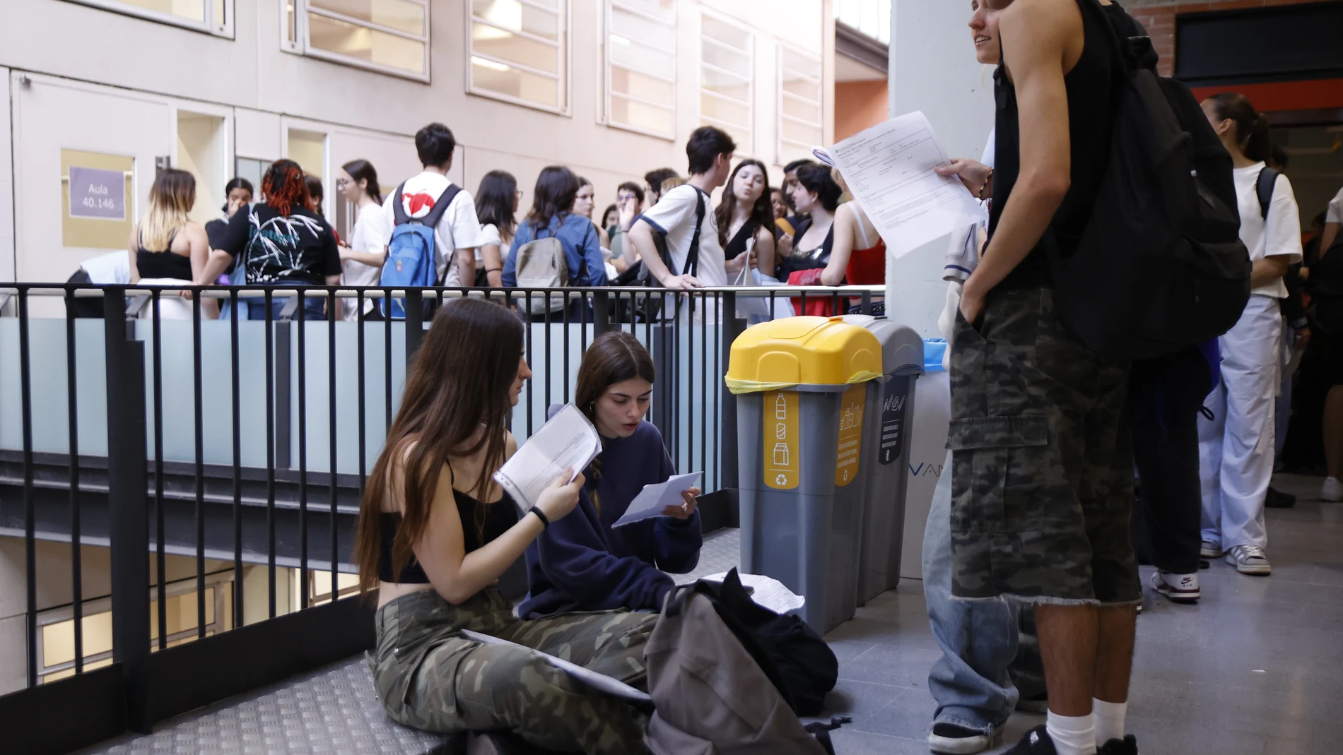 Estudiantes repasan durante el primer día de los exámenes de selectividad, en la UPF Ciutadella, a 4 de junio de 2024, en Barcelona, Catalunya (España). Un total de 42.535 estudiantes se presentan desde hoy hasta el jueves 6 de junio a las pruebas de la Selectividad 2024, 816 más que en 2023, cuando eran 41.719, y se produce "récord en alumnos matriculados" por tercer año consecutivo. Este año se vuelve a repetir la elección previa del idioma de las pruebas, de manera que el primer día de la ...