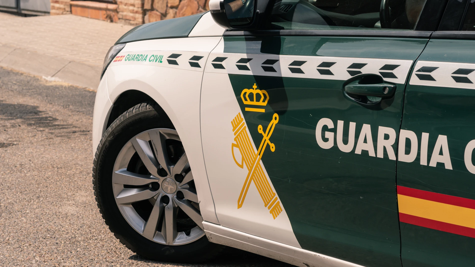 Un coche de la Guardia Civil en el lugar en el que han sido detenidas las dos personas relacionadas con el asesinato de Borja Villacís, a 5 de junio de 2024, en Yuncos, Toledo, Castilla-La Mancha (España). Dos personas han sido detenidas en Yuncos (Toledo) por su relación con el asesinato de Borja Villacís, el hermano de la exvicealcaldesa de Madrid, Begoña Villacís, que apareció ayer, 4 de junio, muerto en la carretera que une El Pardo con el barrio madrileño de Montecarmelo. Los dos sospech...