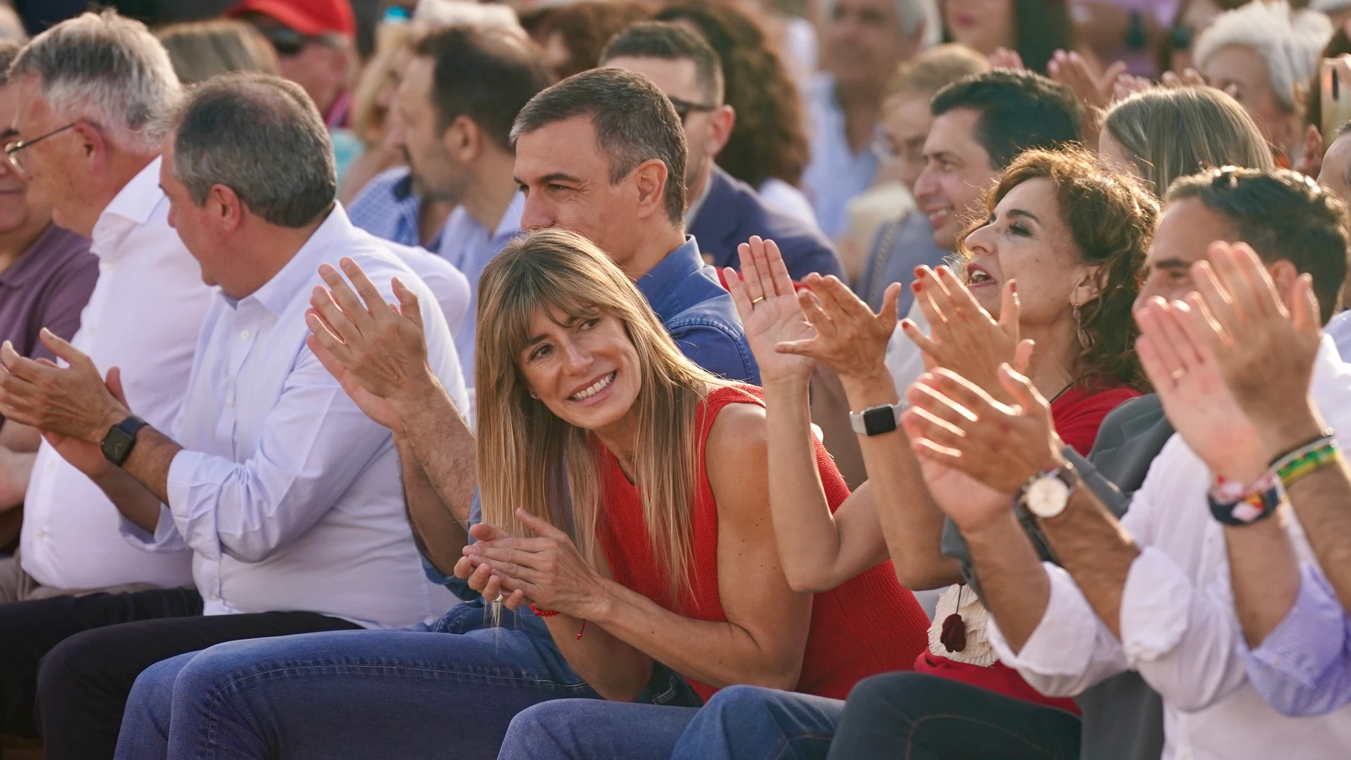 El secretario general del PSOE y presidente del Gobierno, Pedro Sánchez, junto a su mujer, Begoña Gómez, en un acto de campaña por el 9J. A 05 de junio de 2024, en Benalmádena, Málaga (Andalucía, España). El secretario general del PSOE y presidente del Gobierno, Pedro Sánchez, ha participado en un acto de campaña por el 9J junto a la cabeza de lista del PSOE al Parlamento Europeo y vicepresidenta tercera del Gobierno, Teresa Ribera, y el secretario general del PSOE-A, Juan Espadas, en el Reci...