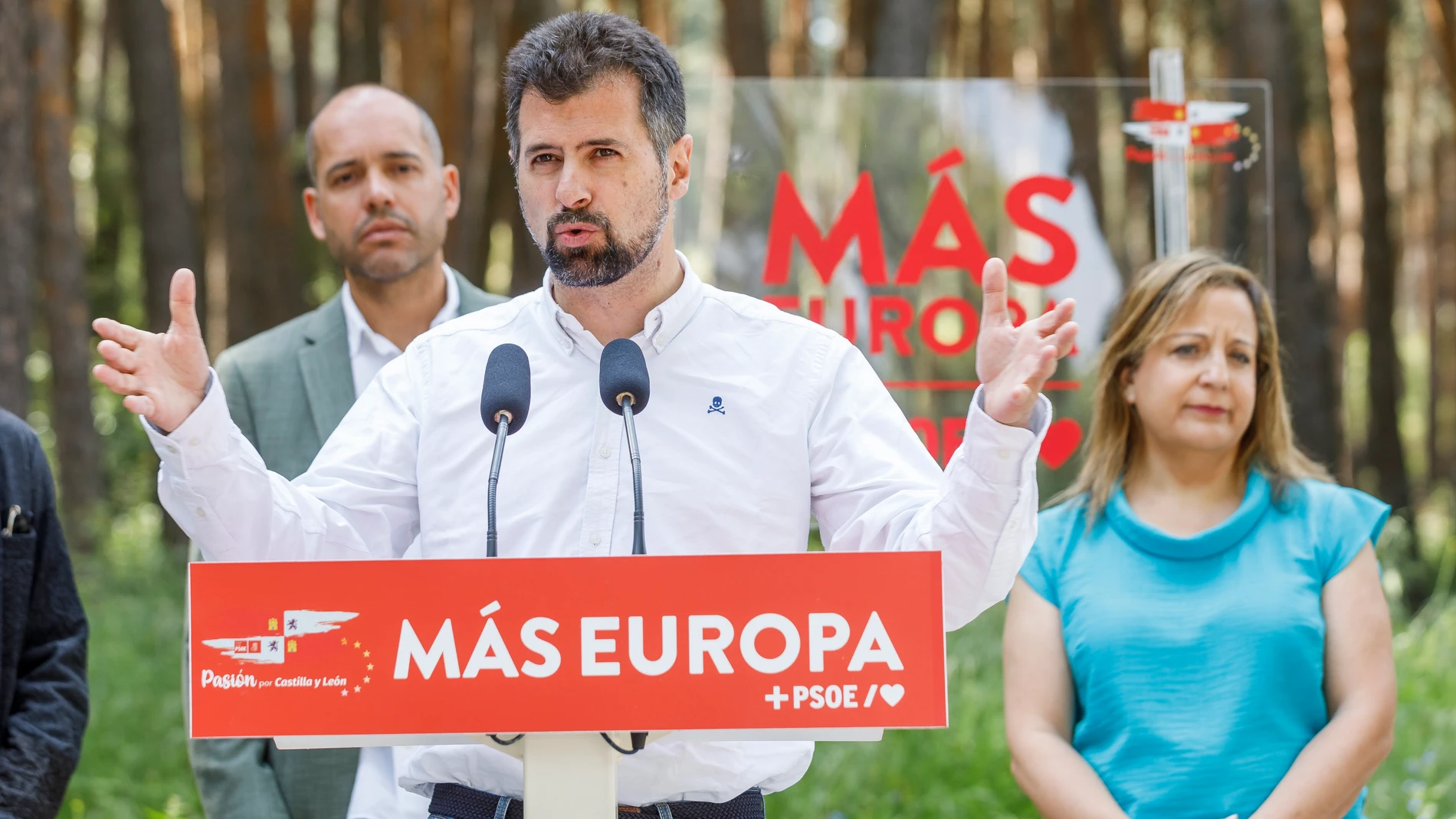 Tudanca durante el acto de campaña en Valsaín, junto a su alcalde, Samuel Alonso, y la candidata al parlamento europeo, Iratxe García