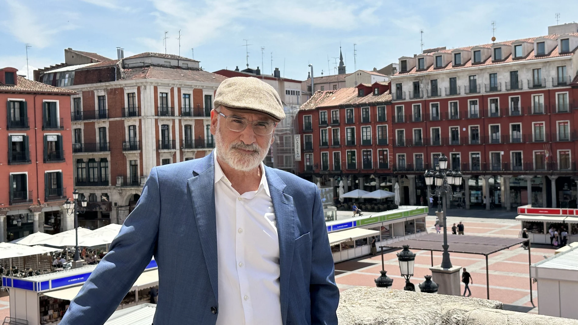 El escritor Fernando Aramburu en el balcón del Ayuntamiento de Valladolid, donde intervendrá en la Feria del Libro. EUROPA PRESS 05/06/2024
