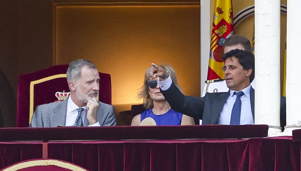 El Rey Felipe VI escucha atento a Francisco Rivera en el Palco Real de Las Ventas