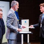 El Rey entrega las becas de posgrado de Fundación «la Caixa»