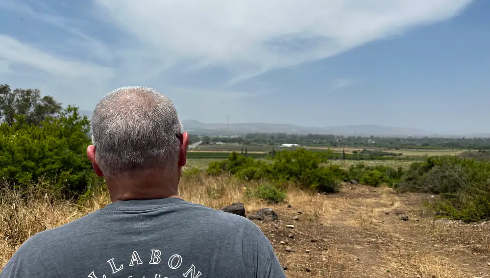 Gideon Harari, teniente coronel en la reserva del Ejército israelí, desde las afueras de Kfar Szold