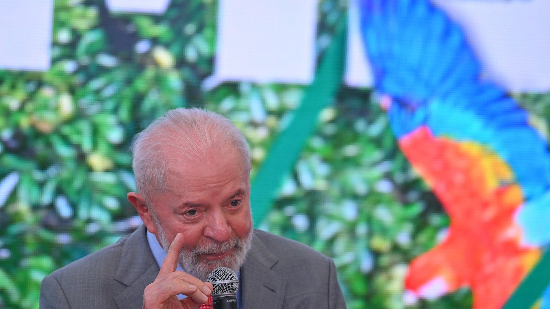 AME1893. BRASILIA (BRASIL), 05/06/2024.- El presidente de Brasil, Luiz Inácio Lula da Silva, asiste a la presentación de resultados del sector ambiental, este miércoles en el Palacio del Planalto en Brasilia (Brasil). Lula da Silva, anunció nuevas medidas de protección de los ecosistemas del país y de prevención de desastres, e instó a los "seres humanos" a entender que aún es "posible salvar al planeta". EFE/ Andre Borges