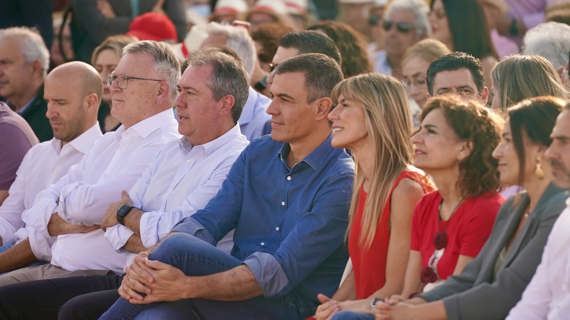 El secretario general del PSOE y presidente del Gobierno, Pedro Sánchez, junto a su mujer, Begoña Gómez, en un acto de campaña por el 9J. A 05 de junio de 2024, en Benalmádena, Málaga (Andalucía, España). El secretario general del PSOE y presidente del Gobierno, Pedro Sánchez, ha participado en un acto de campaña por el 9J junto a la cabeza de lista del PSOE al Parlamento Europeo y vicepresidenta tercera del Gobierno, Teresa Ribera, y el secretario general del PSOE-A, Juan Espadas, en el Reci...