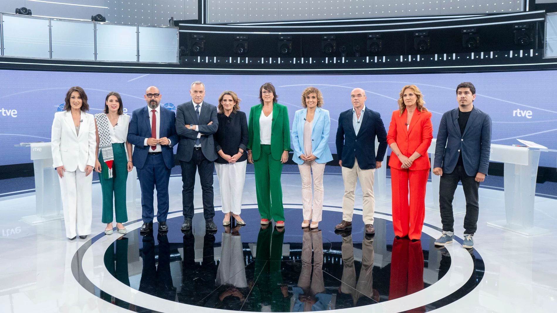 (I-D) Los candidatos para las elecciones europeas Oihane Agirregoitia (Coalición por una Europa Solidaria); Irene Montero (Podemos); Jordi Cañas (Ciudadanos); Teresa Ribera (PSOE); Diana Riba (Ahora Repúblicas); Dolors Montserrat (PP); Jorge Buxadé (Vox); Estrella Galán (Sumar), y el representante de ERC Aleix Sarri, un debate a nueve a tres días de las elecciones europeas, a 6 de junio de 2024, en Madrid (España). RTVE celebra hoy el ‘9J, el debate decisivo’ con las nueve formaciones con rep...