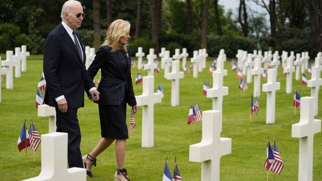 Joe y Jill Biden visitan el cementerio americano en Normandía