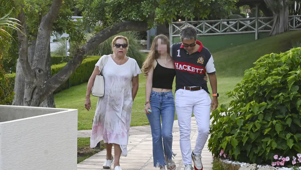 Mayte Zaldívar, acompañada de Fernando Marcos y una de sus nietas