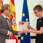 El consejero de Industria, Comercio y Empleo, Mariano Veganzones, inaugura la gala de entrega de premios de los concursos escolares de Prevención de Riesgos Laborales y 'Consumópolis' de fomento del consumo responsable
