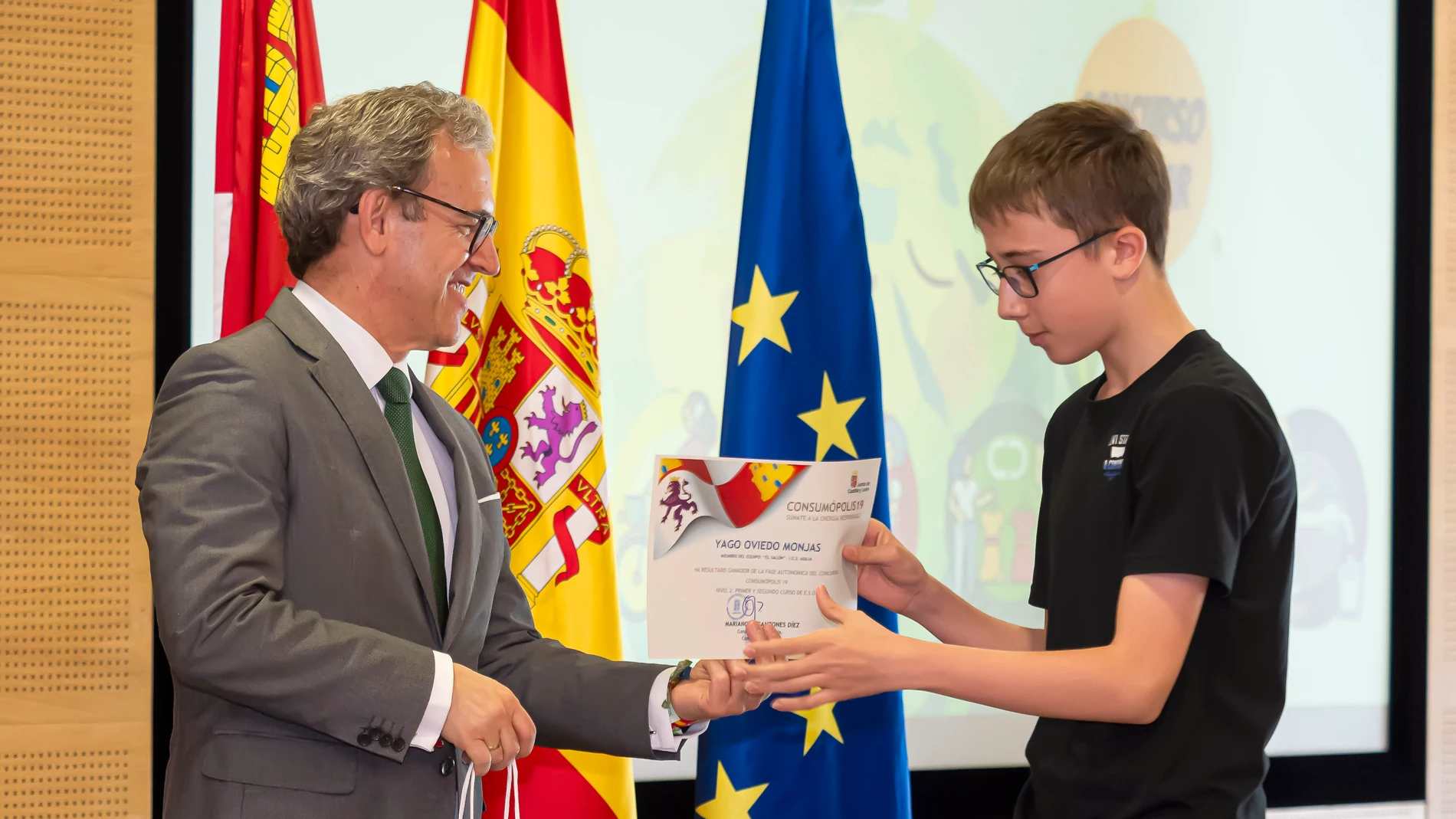 El consejero de Industria, Comercio y Empleo, Mariano Veganzones, inaugura la gala de entrega de premios de los concursos escolares de Prevención de Riesgos Laborales y 'Consumópolis' de fomento del consumo responsable