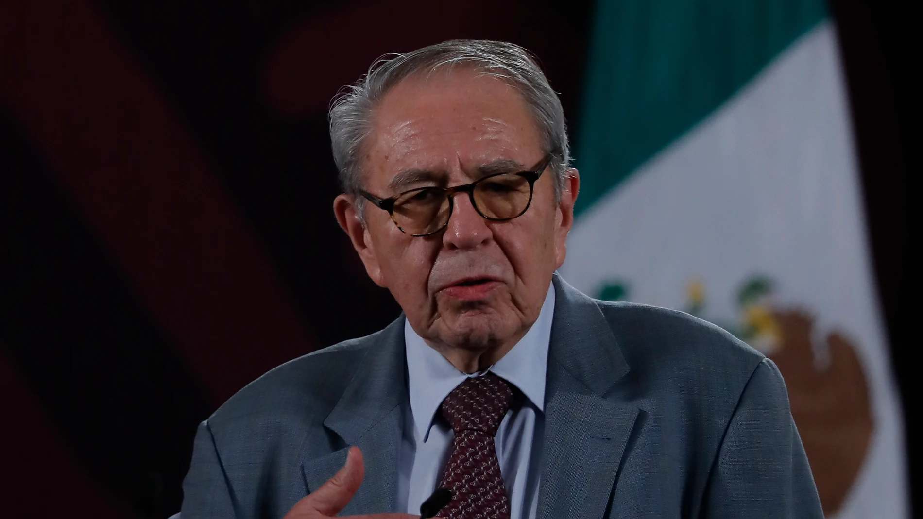 MEX297. CIUDAD DE MÉXICO (MÉXICO), 06/06/2024.- El secretario de Salud, Jorge Alcocer, habla durante una rueda de prensa del presidente de México, Andrés Manuel López Obrador, este jueves en Palacio Nacional, en Ciudad de México (México). El Gobierno mexicano negó este jueves que haya fallecido un hombre por gripe aviar en el país, como afirmó este miércoles la Organización Mundial de la Salud (OMS), a la que acusó de emitir un comunicado "bastante malo" en el que reportó la primera muerte hu...