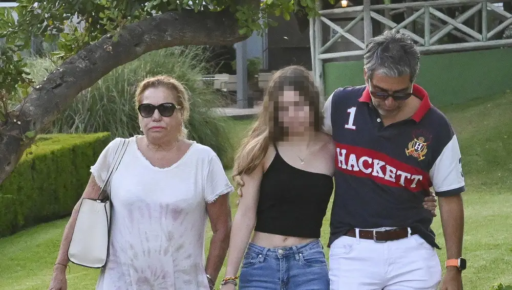 Mayte Zaldívar, acompañada de Fernando Marcos y una de sus nietas