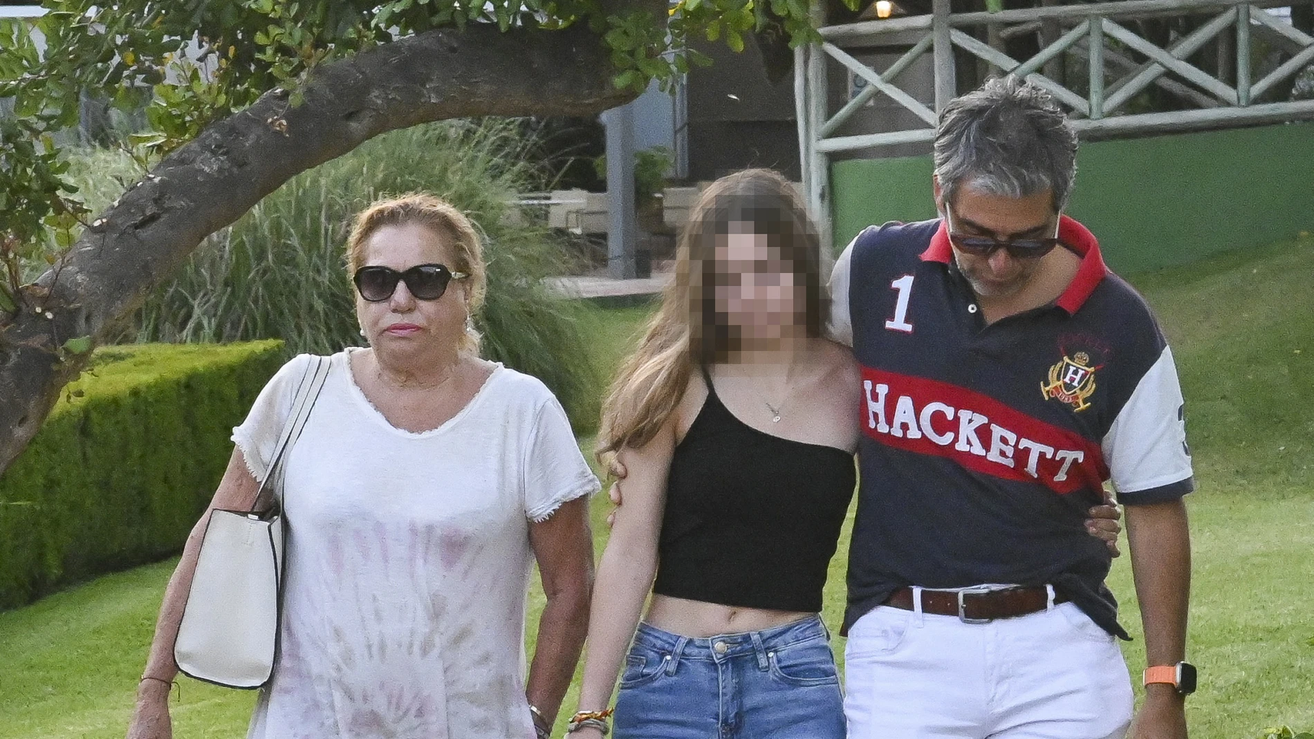 Mayte Zaldívar, acompañada de Fernando Marcos y una de sus nietas