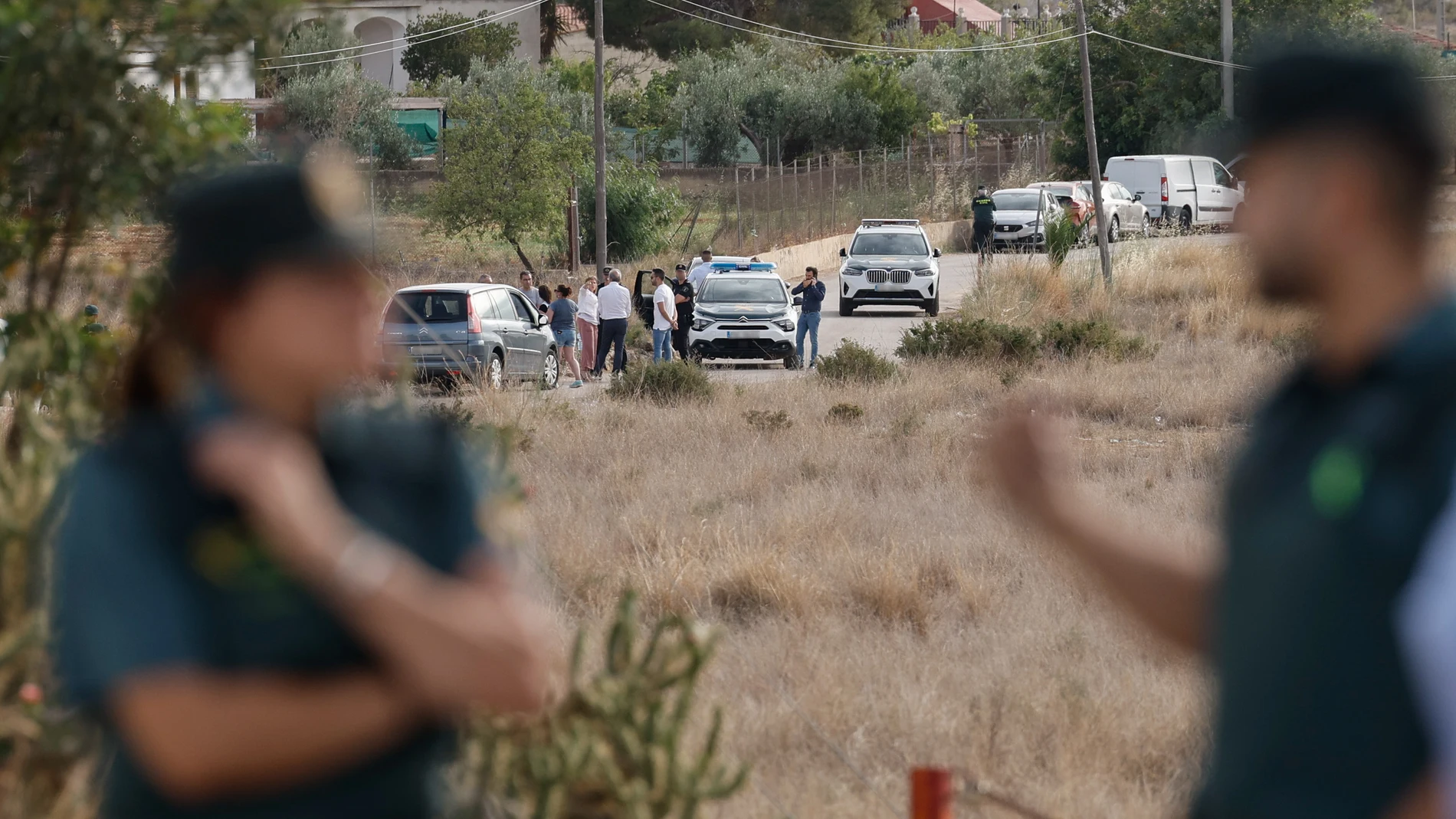 Vehículos de la Guardia Civil y de servicios fúnebres en el lugar en el que un hombre ha matado supuestamente a su mujer y al hijo de esta en un domicilio de la localidad valenciana de Benaguasil y posteriormente se ha suicidado, según han avanzado a EFE fuentes cercanas a la investigación