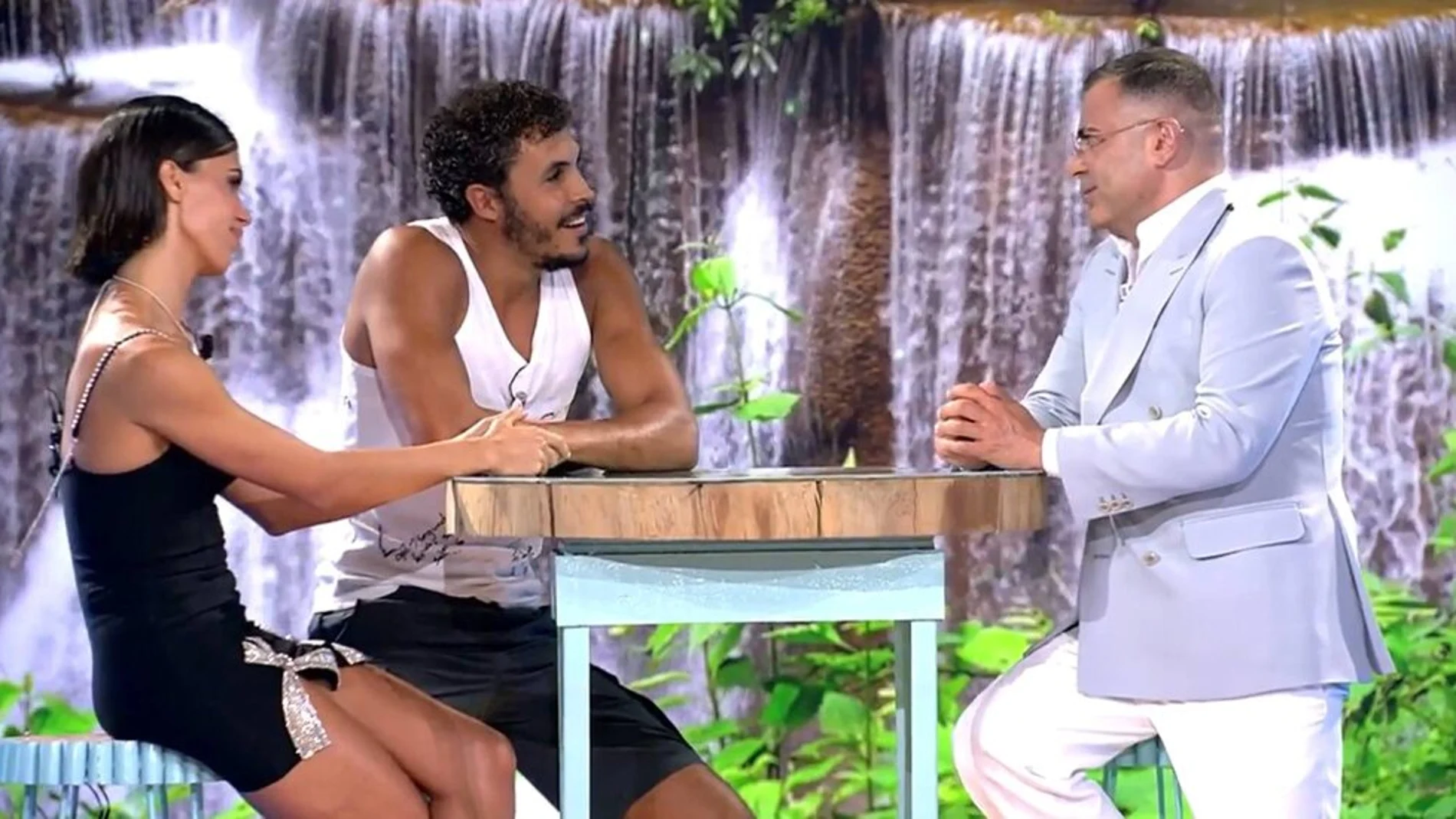 Kiko Jiménez y Sofía Suescun junto a Jorge Javier Vázquez en 'Supervivientes'