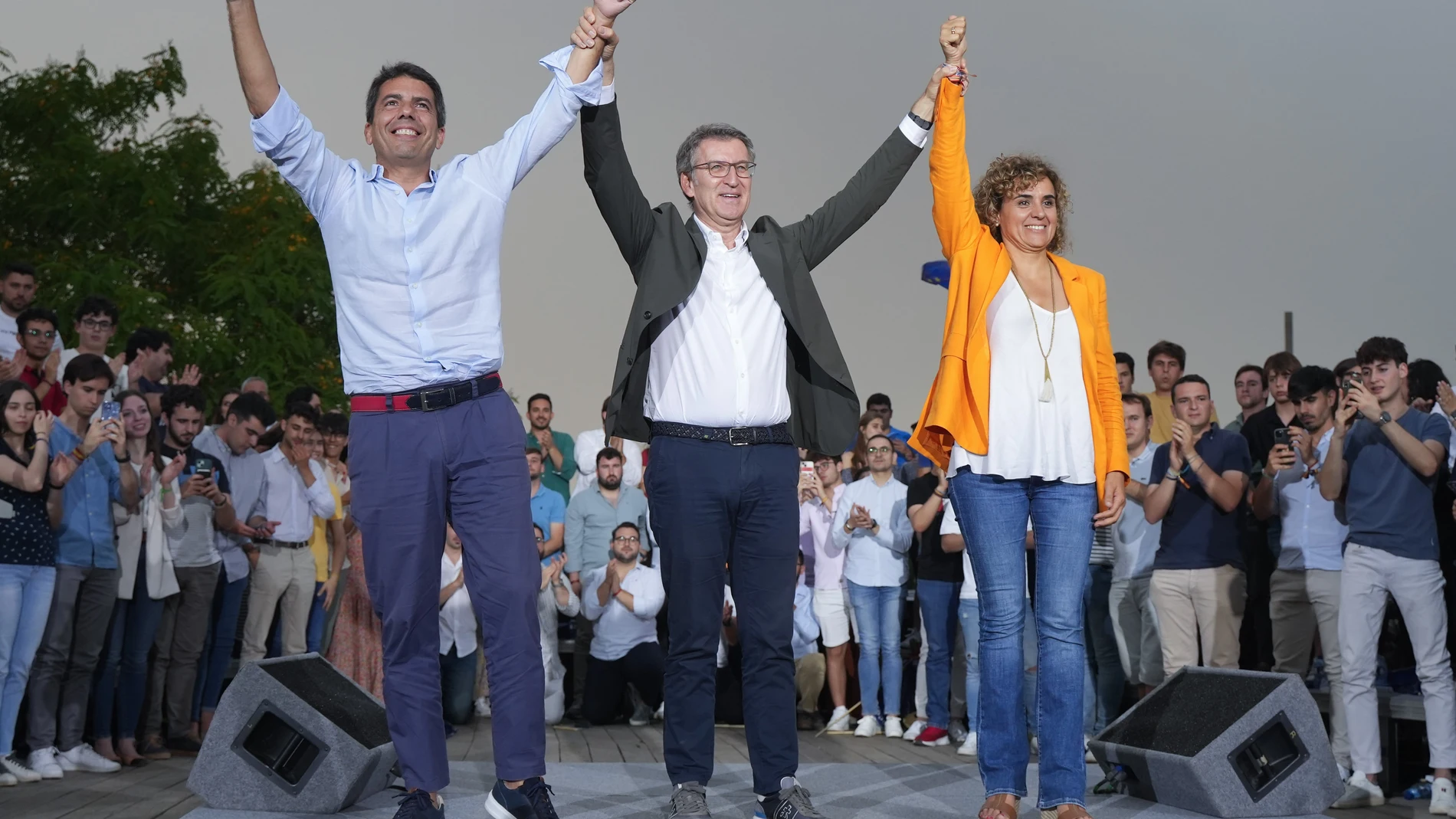 (I-D) El president de la Generalitat Valenciana, Carlos Mazón; el presidente del PP, Alberto Núñez Feijóo y la candidata del PP a las elecciones europeas, Dolors Montserrat, durante un mitin de cierre de campaña del Partido Popular, en el Auditorio Parque de Cabecera, a 7 de junio de 2024, en Valencia, Comunidad Valenciana (España). Feijóo se ha trasladado al Auditorio Parque de Cabecera de Valencia para poner fin a la campaña electoral de su partido con motivo de las elecciones al Parlamento...