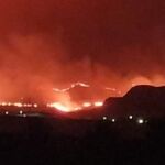 Cinco medios aéreos se suman a la lucha contra el incendio en un paraje de Níjar