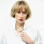 La actriz Ingrid García-Jonsson con blusa, chaleco y joyas de Dior