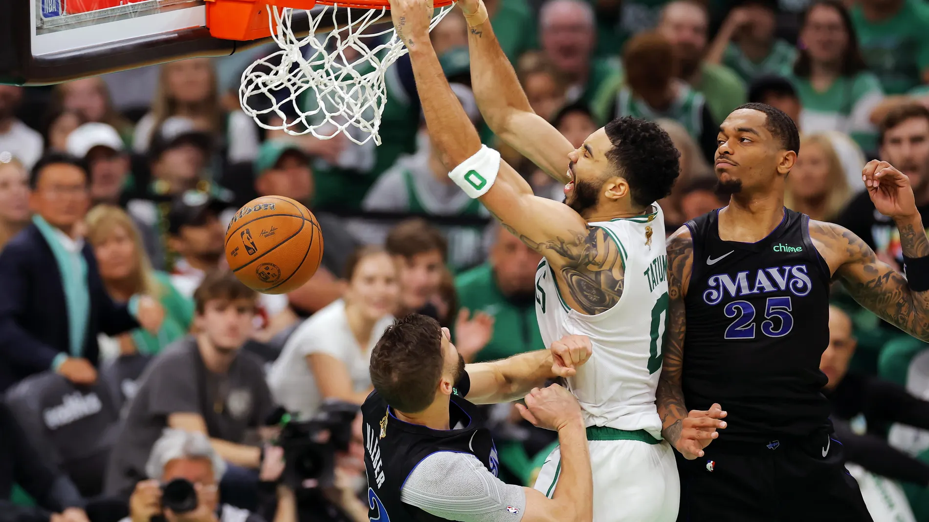 Tatum anota pese a la presencia de PJ Washington y Maxi Kleber