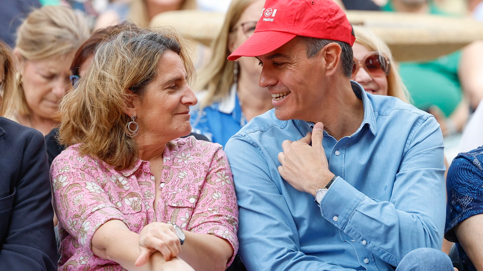 MADRID, 07/06/2024.- El presidente del Gobierno y líder del PSOE, Pedro Sánchez, y la cabeza de lista socialista a las elecciones europeas, Teresa Ribera, participan en un acto de UGT este viernes en Madrid. EFE/ Mariscal