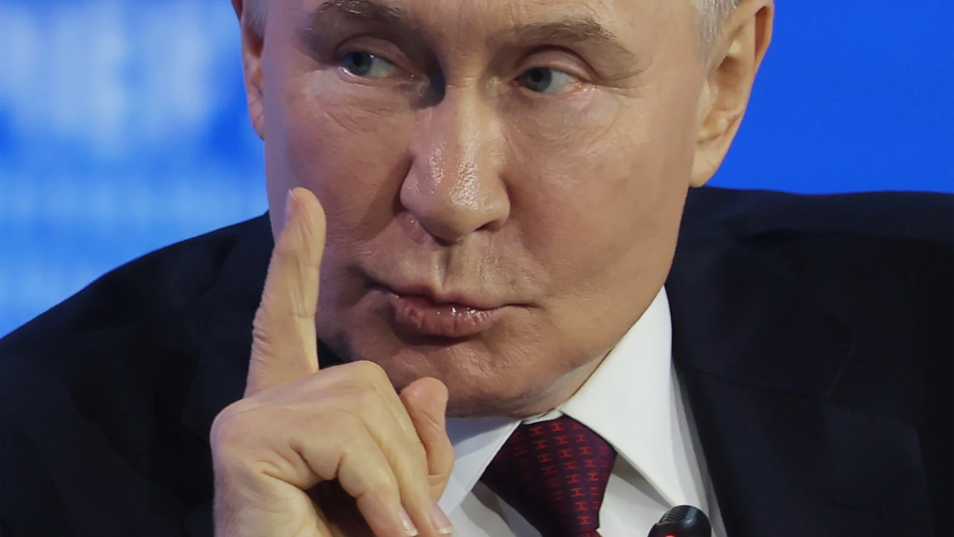 St. Petersburg (Russian Federation), 07/06/2024.- Russian President Vladimir Putin attends a plenary session of the St. Petersburg International Economic Forum (SPIEF) in St. Petersburg, Russia, 07 June 2024. The 27th St.Petersburg International Economic Forum runs from 05 to 08 June 2024. (Rusia, San Petersburgo) EFE/EPA/ANTON VAGANOV / POOL