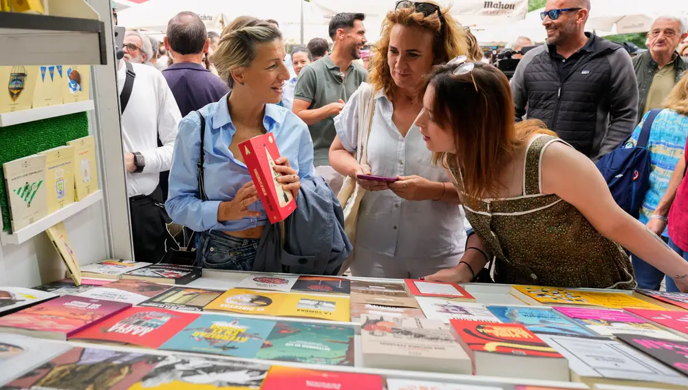 La candidata de Sumar a las elecciones europeas, Estrella Galán, acompañada de la líder de su partido, Yolanda Díaz, visitan la Feria del Libro de Madrid