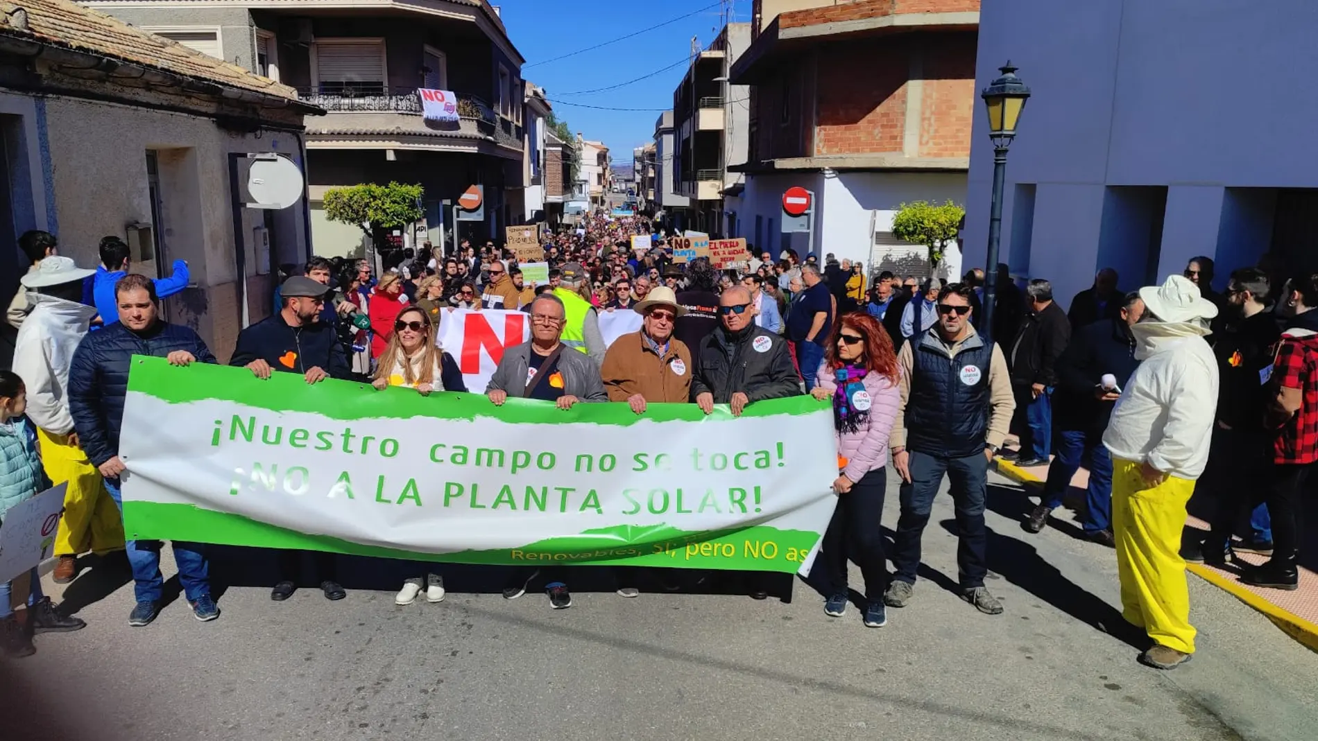 Una de las protestas de los vecinos de San Miguel de Salinas, Alicante, contra la planta solar que se quiere instalar en su término municipal