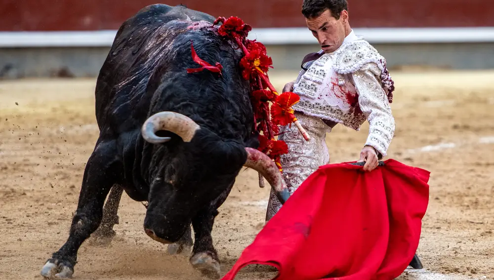 Fernando Adrián, de rodillas con el sexto