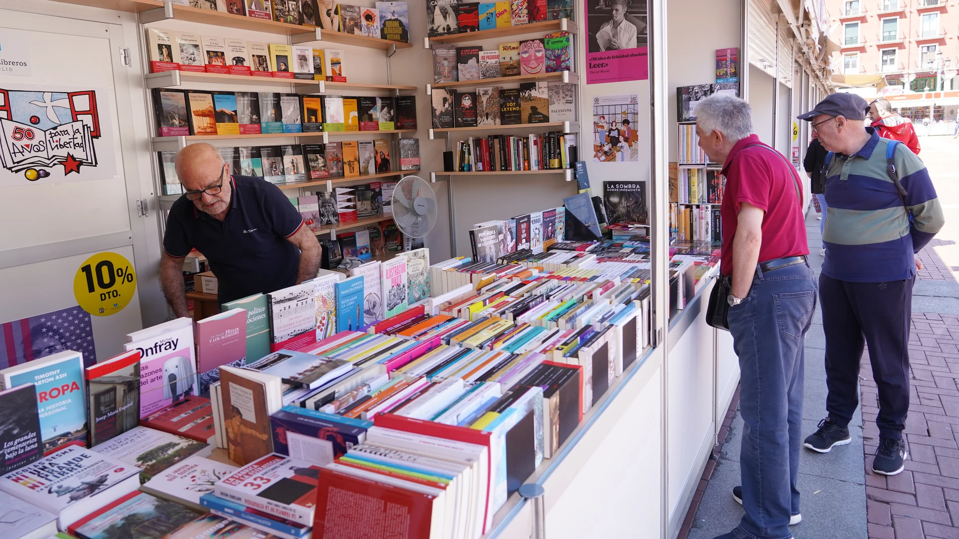 Un expositor en la Feria del Libro de Valladolid