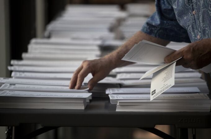 Vista de unas papeletas en el colegio electoral Convent de Sant Agustí, este domingo en Barcelona, en el que más de 38 millones de españoles están llamados a votar en la elecciones europeas.-