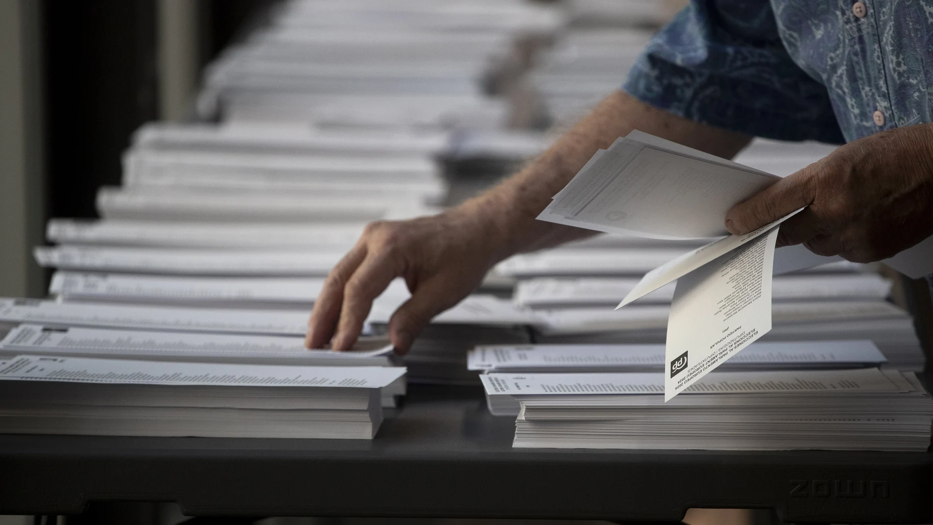 Vista de unas papeletas en el colegio electoral Convent de Sant Agustí, este domingo en Barcelona, en el que más de 38 millones de españoles están llamados a votar en la elecciones europeas.-