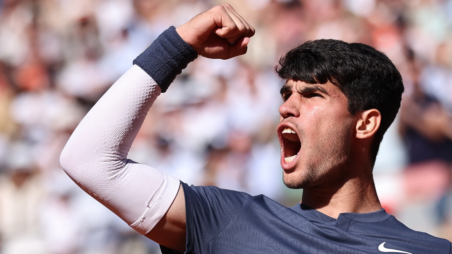 Paris (France), 09/06/2024.- Carlos Alcaraz of Spain reacts after winning a break during his Men'Äôs Singles final match against Alexander Zverev of Germany during the French Open Grand Slam tennis tournament at Roland Garros in Paris, France, 09 June 2024. (Tenis, Abierto, Francia, Alemania, España) EFE/EPA/CHRISTOPHE PETIT TESSON