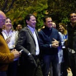 El presidente del PP de Castilla y León, Alfonso Fernández Mañueco, celebra el triunfo en las elecciones europeas junto a Raúl de la Hoz, Isabel Blanco, Conrado Íscar, Jesús Julio Carnero, Mercedes Cantalapiedra y María González Corral