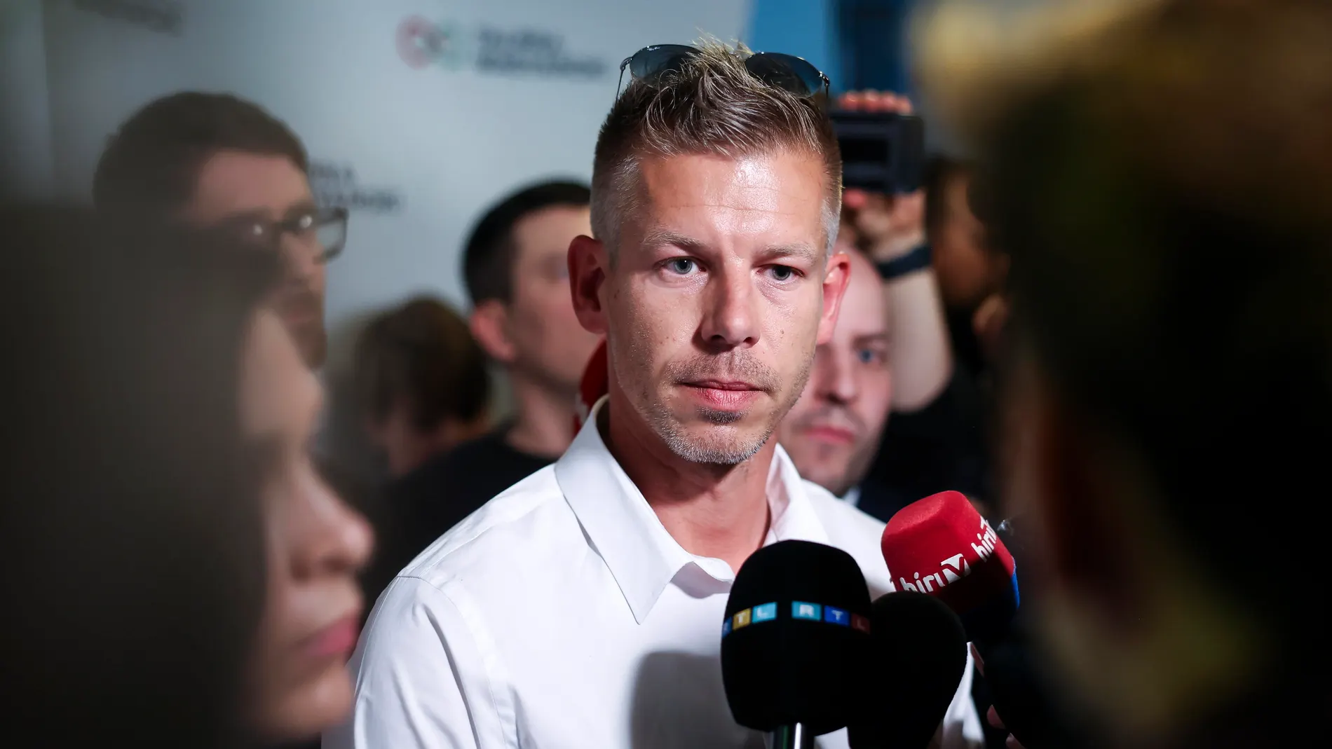 Budapest (Hungary), 09/06/2024.- Top candidate for the European elections of the Respect and Freedom (TISZA) Party, Peter Magyar, talks to the media after voting closed for the European Parliament and the local elections in Budapest, Hungary, 09 June 2024. (Elecciones, Hungría) EFE/EPA/Robert Hegedus HUNGARY OUT