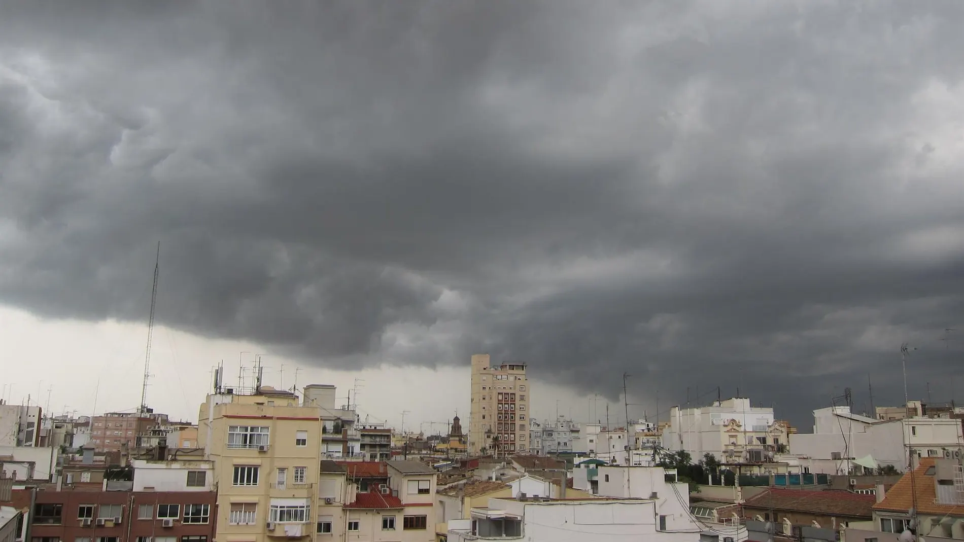 Siete comunidades autónomas están en riesgo amarillo por lluvias y tormentas este lunes, sin cambios en las temperaturas