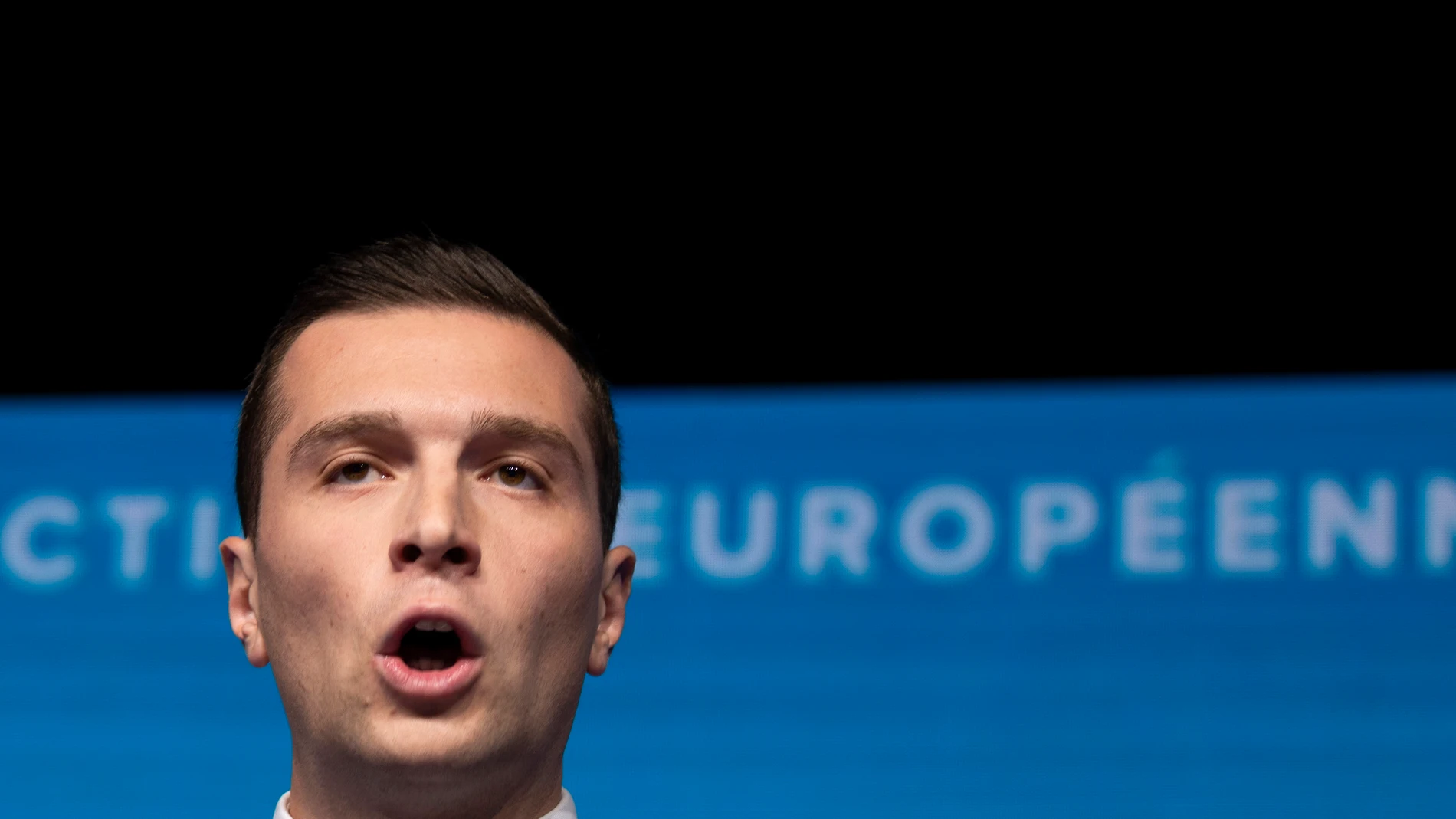 Paris (France), 09/06/2024.- National Rally leader Jordan Bardella delivers a speech at the electoral party of the French right-wing party National Rally (Rassemblement National or RN) in Paris, France, 09 June 2024, after the first results of the European elections. The list of the Rassemblement National, led by party chief Jordan Bardella, is given winner in France according to first estimations after polls. (Elecciones, Francia, Jordania) EFE/EPA/ANDRE PAIN