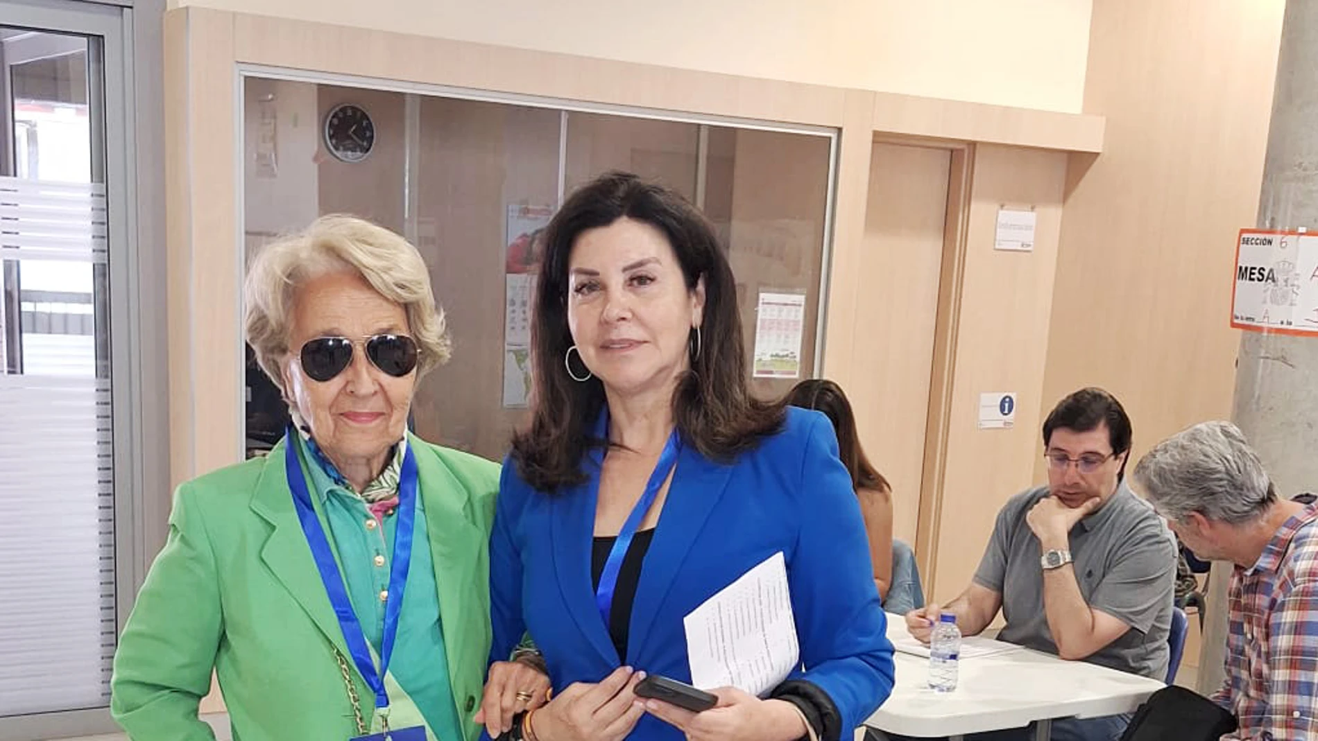 Pilar García (I), apoderada del Partido Popular desde que empezó con Adolfo Suárez. Junto a ella, la senadora Arenales Serrano (D)