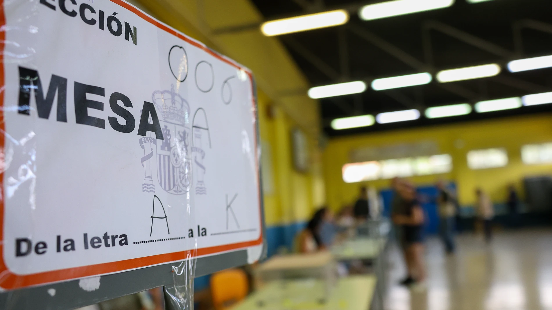 El cartel de una mesa electoral en el colegio público La Navata, a 9 de junio de 2024, en Galapagar, Madrid (España). Hoy tienen lugar las elecciones europeas de 2024 en España. Más de 38 millones de españoles están llamados a pasar por las urnas en unos comicios en los que se eligen a 61 eurodiputados al Parlamento Europeo. El partido político más numeroso es el Partido Popular Europeo, con 177 parlamentarios, seguido del Grupo de la Alianza Progresista de Socialistas y Demócratas (143), mi...