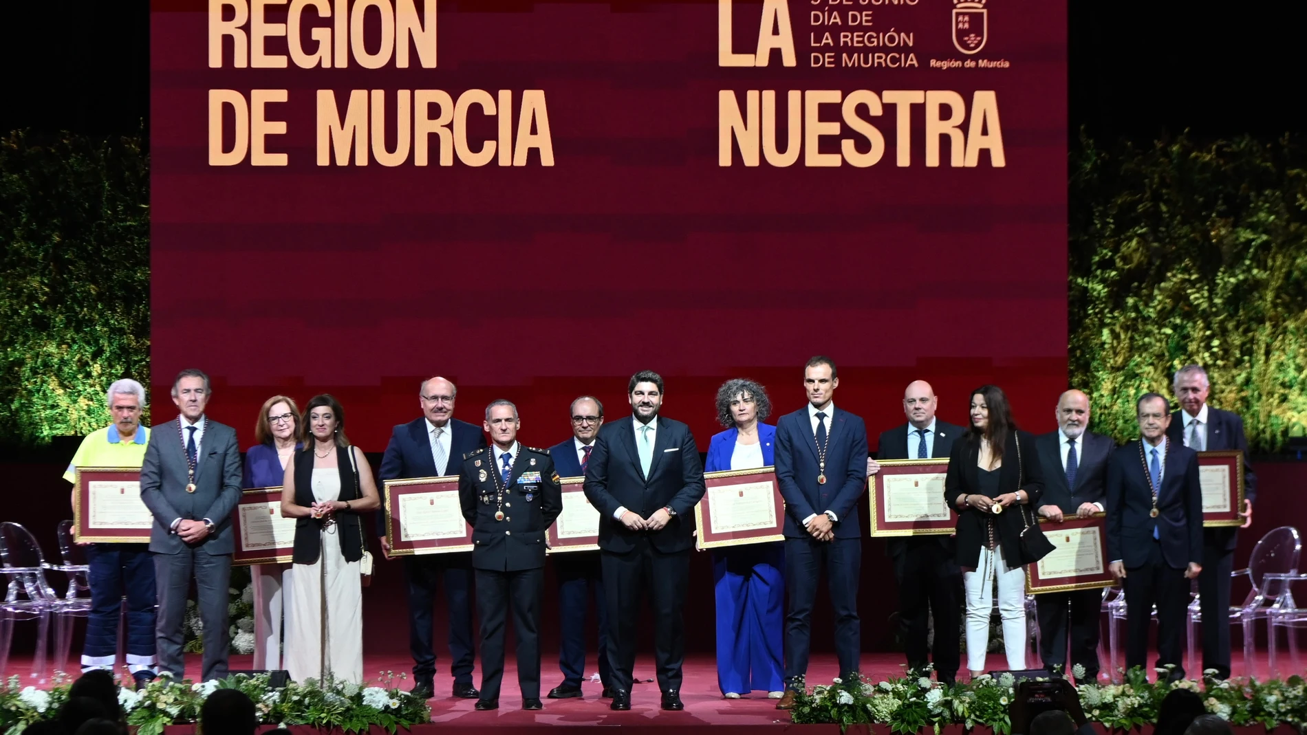 Foto de familia del presidente López Miras con las altas distinciones de la Comunidad