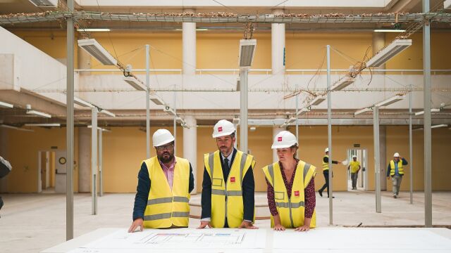 Los consejeros Miguel Ángel García y Ana Dávila, hoy, en las obras de La Cantueña (Fuenlabrada)