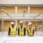 Los consejeros Miguel Ángel García y Ana Dávila, hoy, en las obras de La Cantueña (Fuenlabrada)