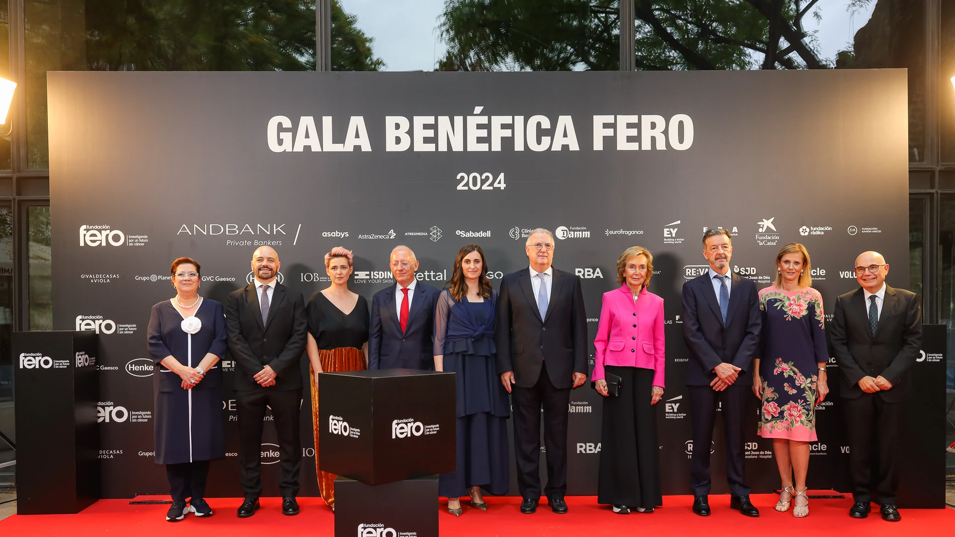 Foto de familia de los representantes de la Fundación FERO junto a los ganadores de las ayudas