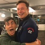 Fidias Panayiotou, el candidato chipriota abrazando al fundador de Tesla Elon Musk