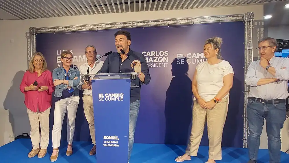 El alcalde de Alicante, Luis Barcala, en su intervención tras conocerse los resultados de las elecciones europeas