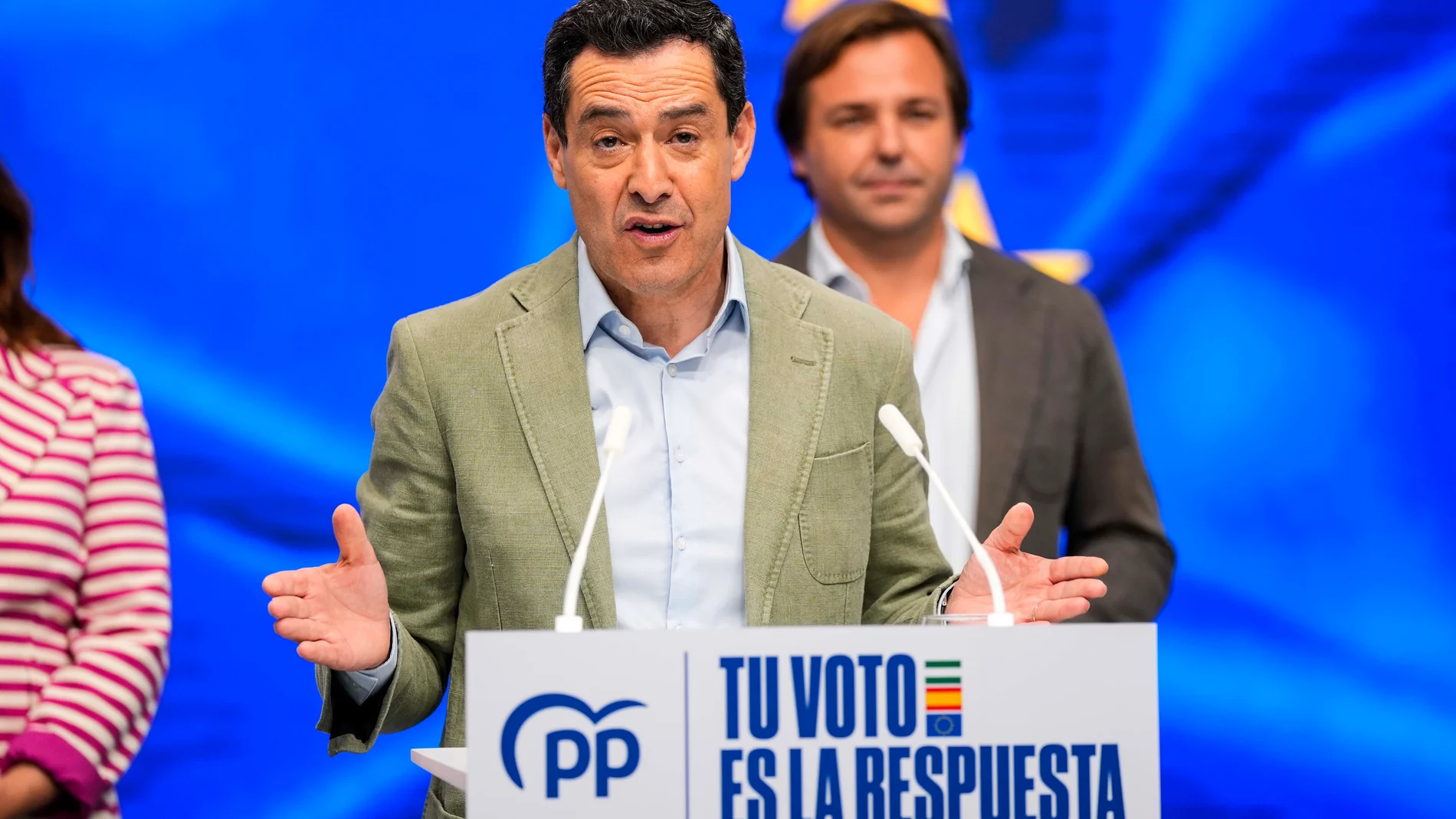 El presidente de la Junta de Andalucía, Juanma Moreno, durante la noche electoral en la sede del PP-A, a 9 de junio de 2024, en Sevilla (Andalucía, España). Hoy tienen lugar las elecciones europeas de 2024 en España. Más de 38 millones de españoles han estado llamados a pasar por las urnas en unos comicios en los que se eligen a 61 eurodiputados al Parlamento Europeo. El partido político más numeroso es el Partido Popular Europeo, con 177 parlamentarios, seguido del Grupo de la Alianza Progre...